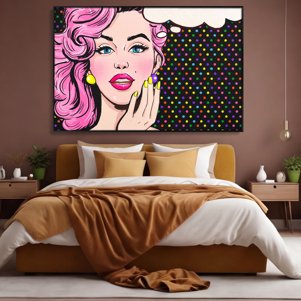 Tablou canvas cu ilustratie pop art cu femeie, in rama de aluminiu negru, pe perete intr-un dormitor